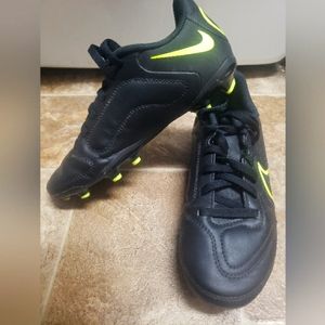 Kids Nike Tiempo Soccer Cleats size 1Y